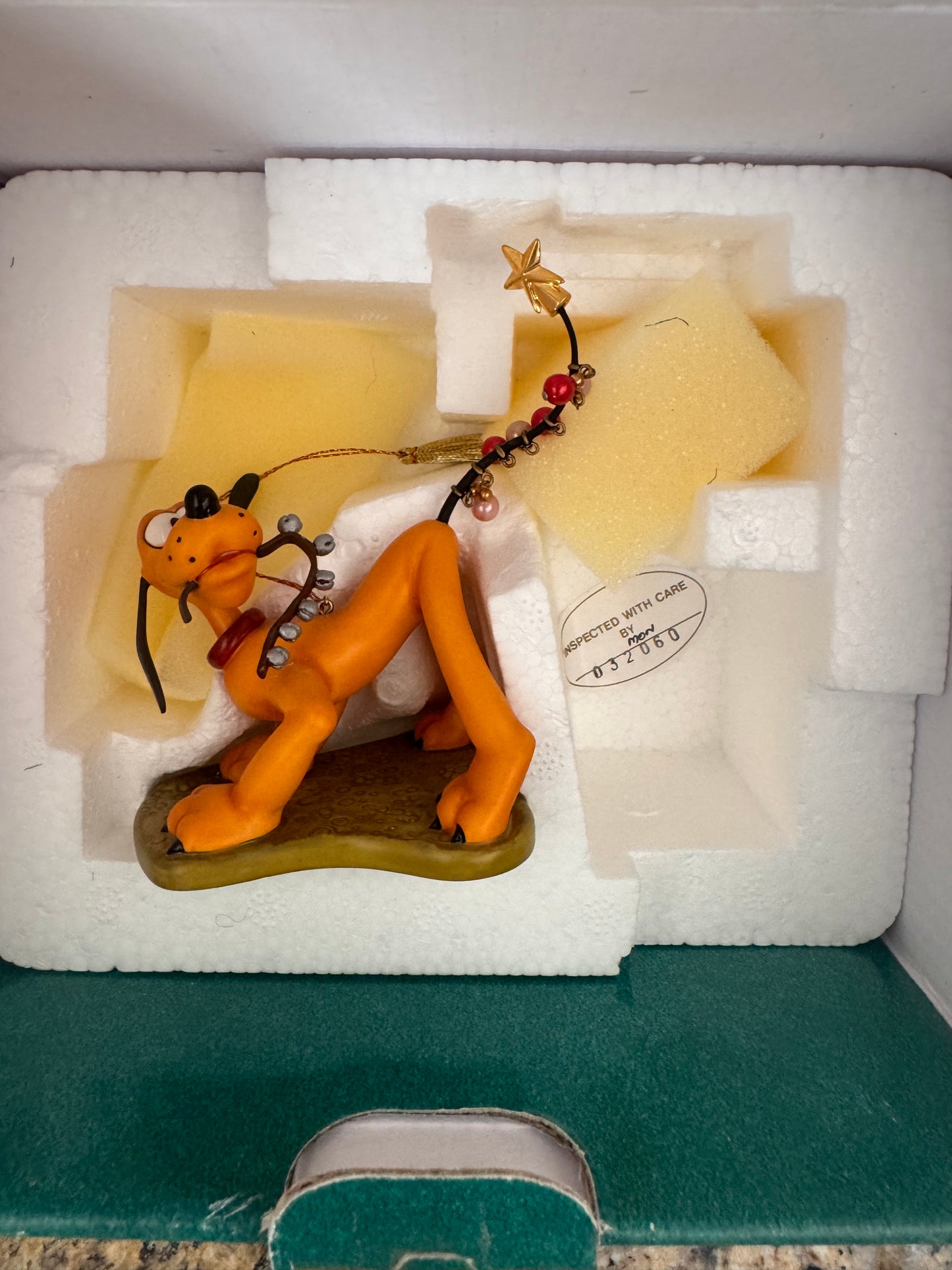 Walt Disney Classic Collection "Pluto Helps Decorate”