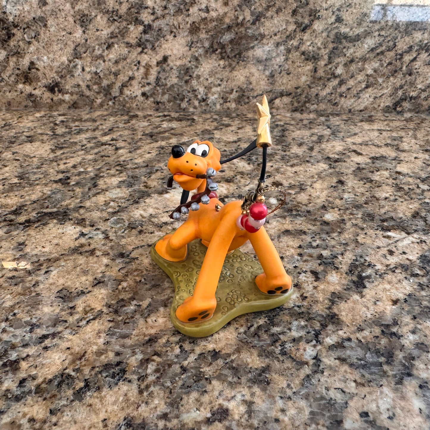 Walt Disney Classic Collection "Pluto Helps Decorate”